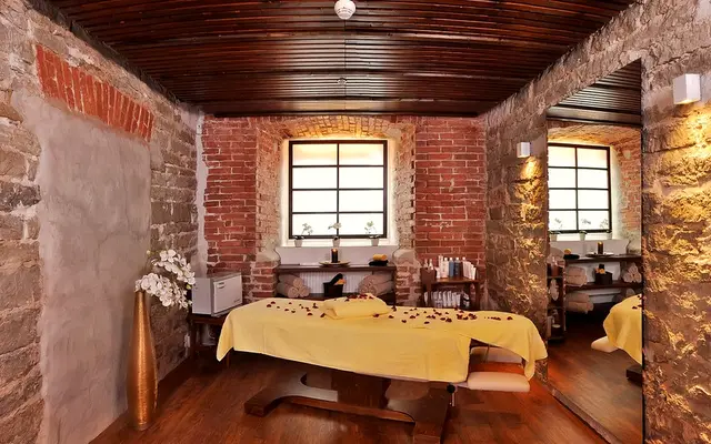 Tuğla duvarlı, gül yapraklı masaj odası — Kuruçeşme, Masaj Salonun