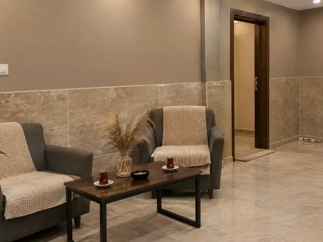 Koltuklu, mermer zeminli bekleme alanı — Kuruçeşme, Masaj Salonun